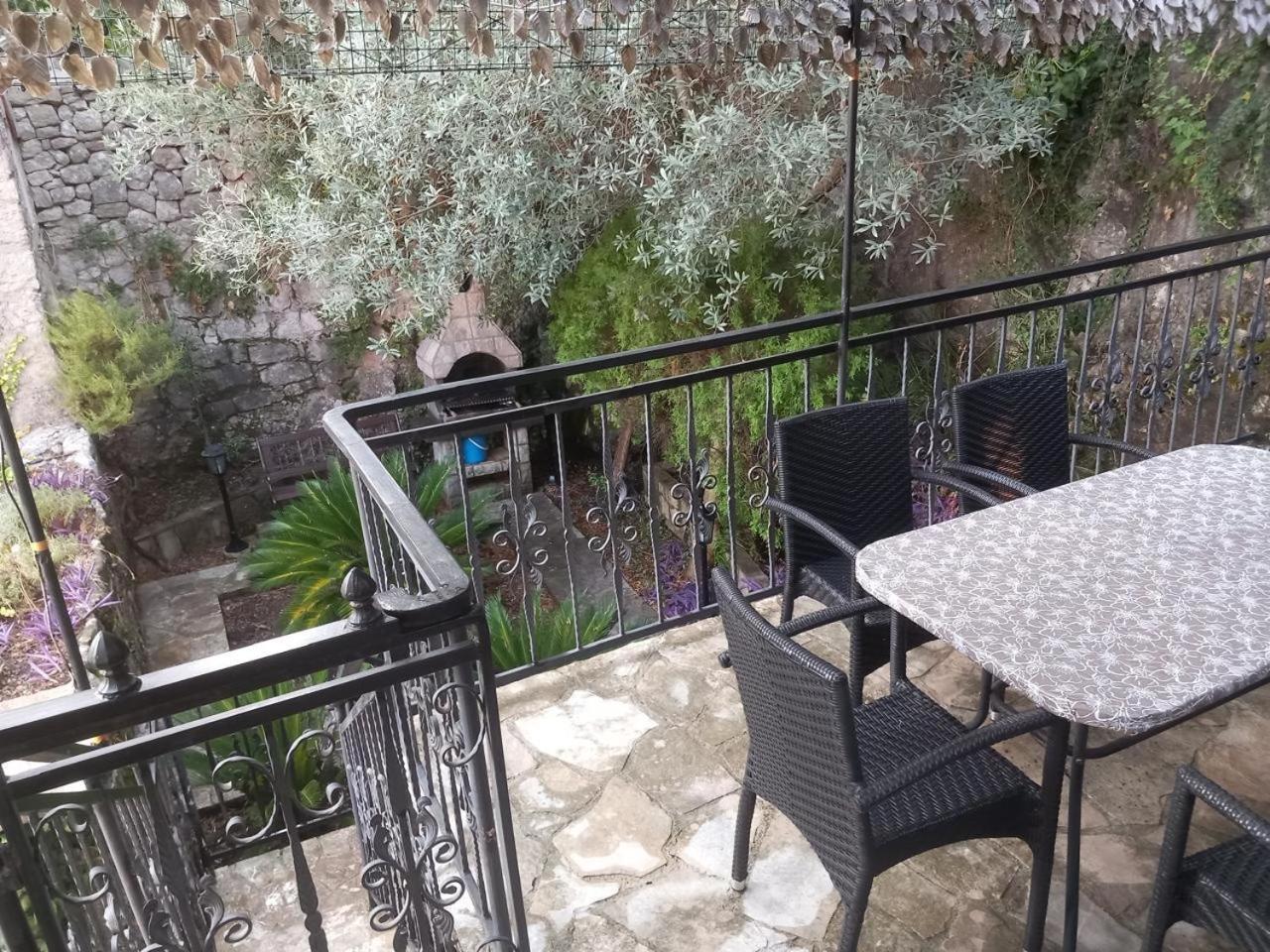 Holiday Home Stone House Пераст Екстериор снимка